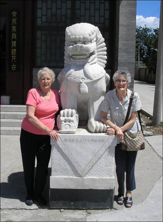 Women standing next to a statue of a lion

AI-generated content may be incorrect.