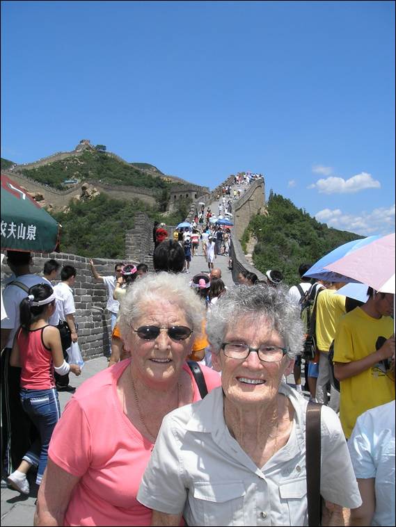 A group of people standing on a stone wall

AI-generated content may be incorrect.