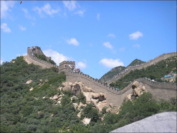 A great wall of china with people on it

AI-generated content may be incorrect.
