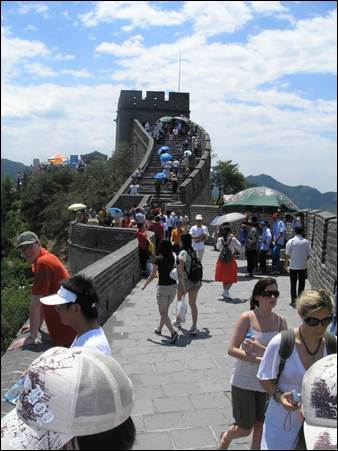 A group of people walking on a great wall

AI-generated content may be incorrect.