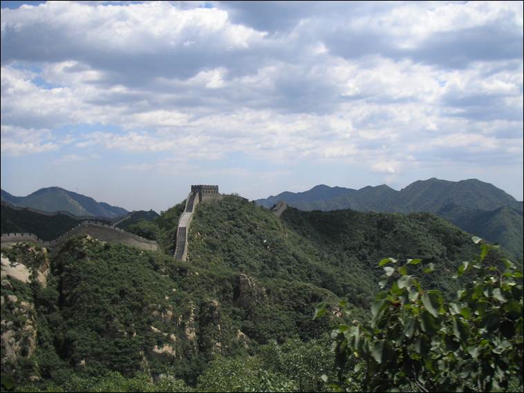 A great wall of china on a mountain

AI-generated content may be incorrect.