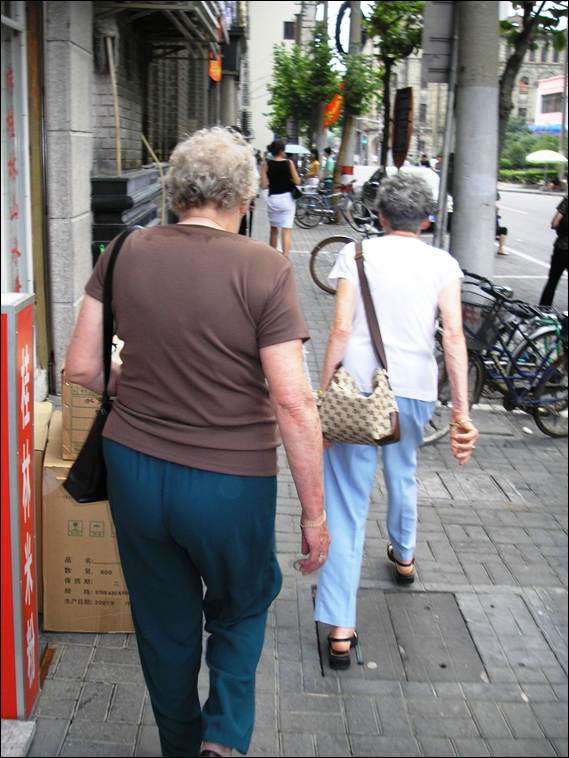 A couple of elderly women walking down a sidewalk

AI-generated content may be incorrect.