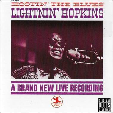 A person singing into a microphone

Description automatically generated