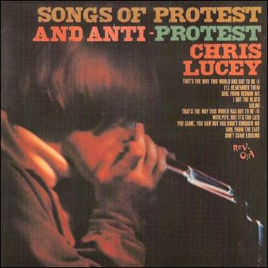 A person holding a microphone

Description automatically generated